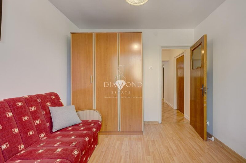 1 Decembrie  Apartament 3 camere decomandat Metrou 1 Decembrie